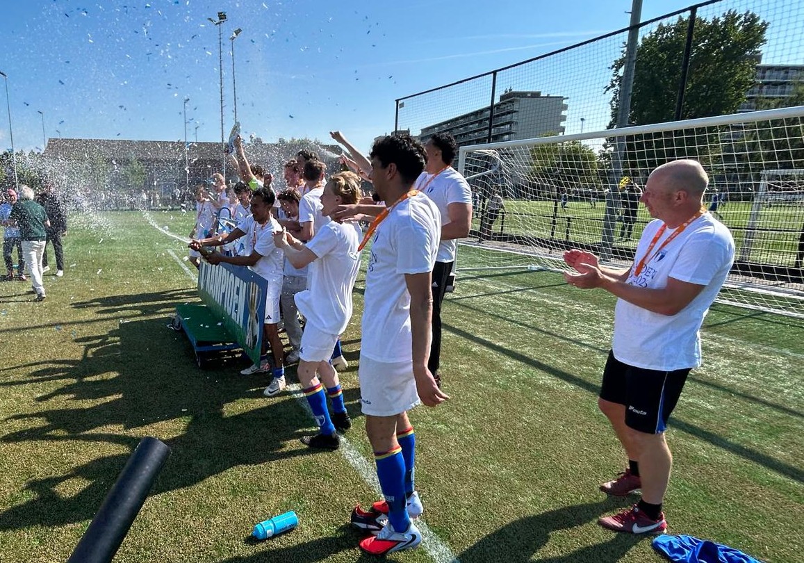 ONDER DE LOEP (3) | FC Weesp: van vrije val naar wederopstanding. 'We halen ouderen uit verzorgingst