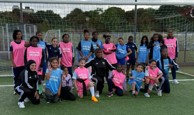 VOETBAL AGENDA | Meidenhub Zuidoost United feestelijk geopend: “Dit gaat booming worden”