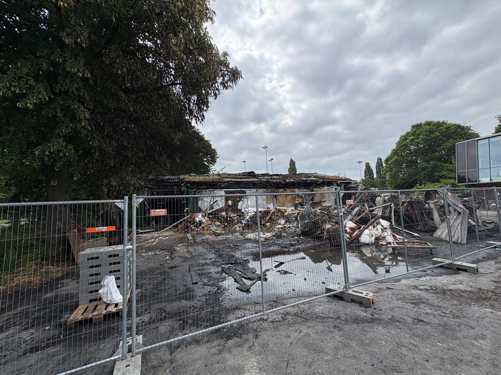 Rampspoed op sportpark Middenmeer: grote explosie en brand verwoesten gemeentelijke opslagloods
