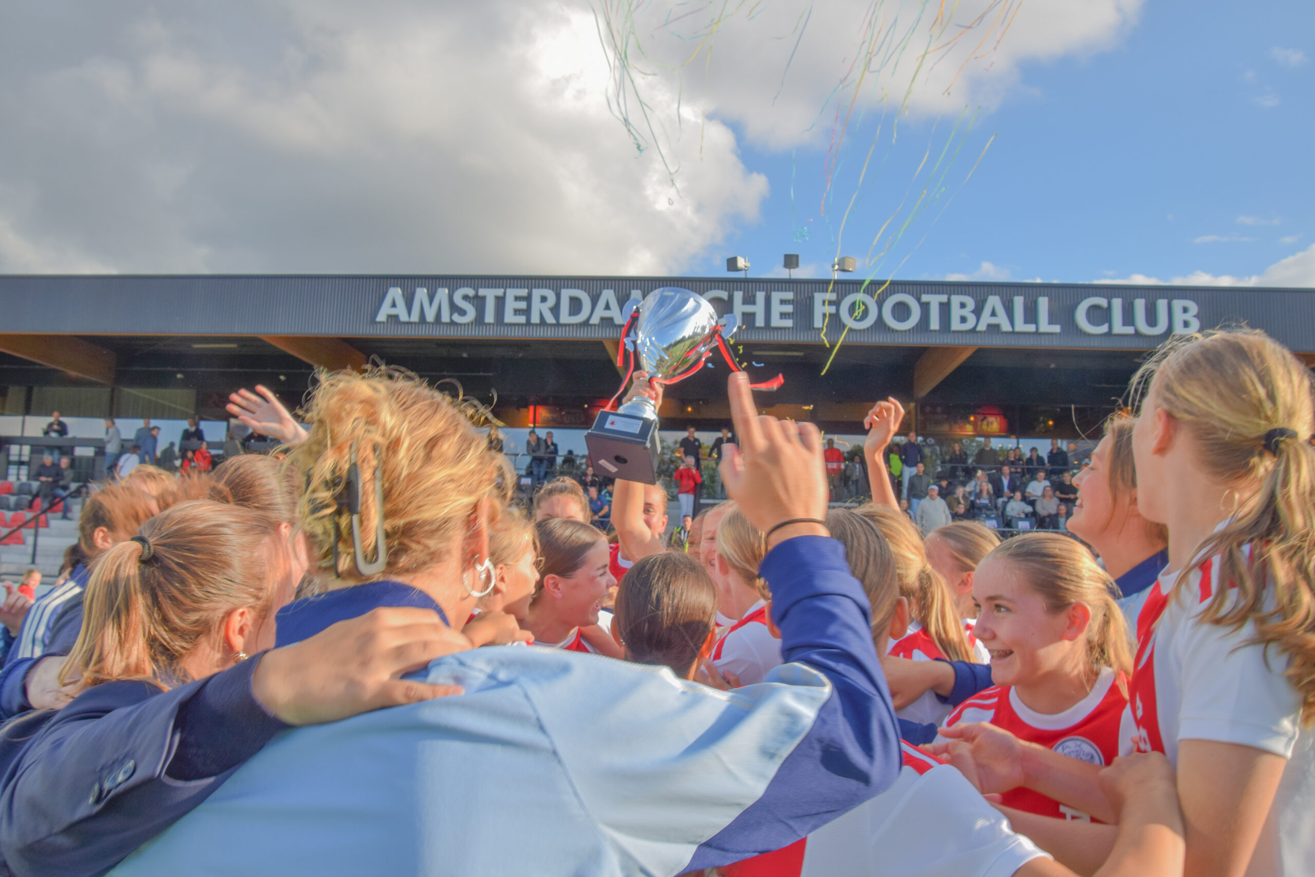 STERK DEELNEMERSVELD | Ajax prolongeert titel op tweede editie Amsterdam Girls Cup